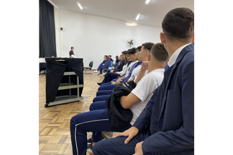 Atividade estimula a reflexão por meio do diálogo e debate de opiniões divergentes