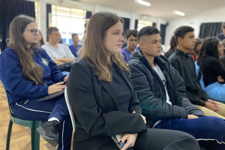 Atividade estimula a reflexão por meio do diálogo e debate de opiniões divergentes