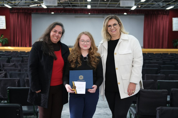 Aluna do Colégio Estadual Santa Cândida, Roxanne Cristina Alves conquistou o primeiro lugar no concurso Jovem Senador, entre mais de 400 redações da rede estadual paranaense.