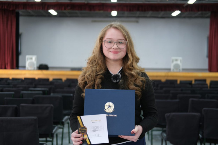 Aluna do Colégio Estadual Santa Cândida, Roxanne Cristina Alves conquistou o primeiro lugar no concurso Jovem Senador, entre mais de 400 redações da rede estadual paranaense.