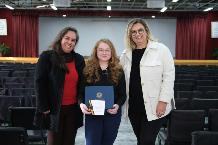 Aluna do Colégio Estadual Santa Cândida, Roxanne Cristina Alves conquistou o primeiro lugar no concurso Jovem Senador, entre mais de 400 redações da rede estadual paranaense.