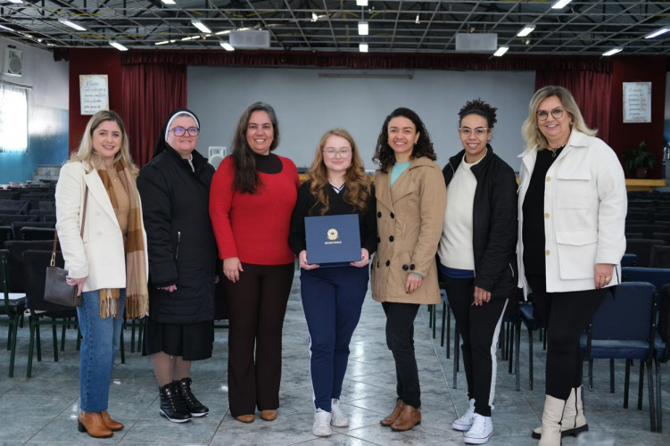 Aluna do Colégio Estadual Santa Cândida, Roxanne Cristina Alves conquistou o primeiro lugar no concurso Jovem Senador, entre mais de 400 redações da rede estadual paranaense.