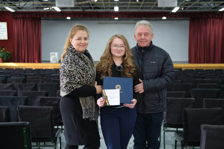 Aluna do Colégio Estadual Santa Cândida, Roxanne Cristina Alves conquistou o primeiro lugar no concurso Jovem Senador, entre mais de 400 redações da rede estadual paranaense.