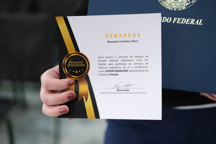 Aluna do Colégio Estadual Santa Cândida, Roxanne Cristina Alves conquistou o primeiro lugar no concurso Jovem Senador, entre mais de 400 redações da rede estadual paranaense.