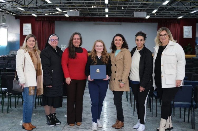 Aluna do Colégio Estadual Santa Cândida, Roxanne Cristina Alves conquistou o primeiro lugar no concurso Jovem Senador, entre mais de 400 redações da rede estadual paranaense.
