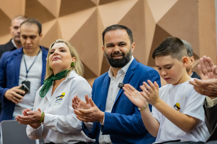O governador Carlos Massa Ratinho Jr. participa da entrega de 50 mil tablets, em evento realizado no Colégio Estadual Maria Aguiar Teixeira, em Curitiba.