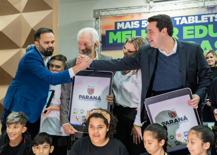 O governador Carlos Massa Ratinho Jr. participa da entrega de 50 mil tablets, em evento realizado no Colégio Estadual Maria Aguiar Teixeira, em Curitiba.