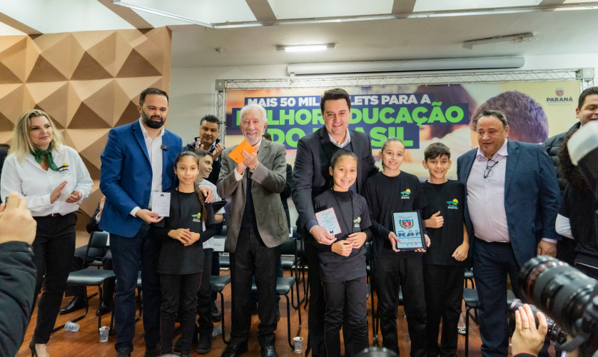O governador Carlos Massa Ratinho Jr. participa da entrega de 50 mil tablets, em evento realizado no Colégio Estadual Maria Aguiar Teixeira, em Curitiba.
