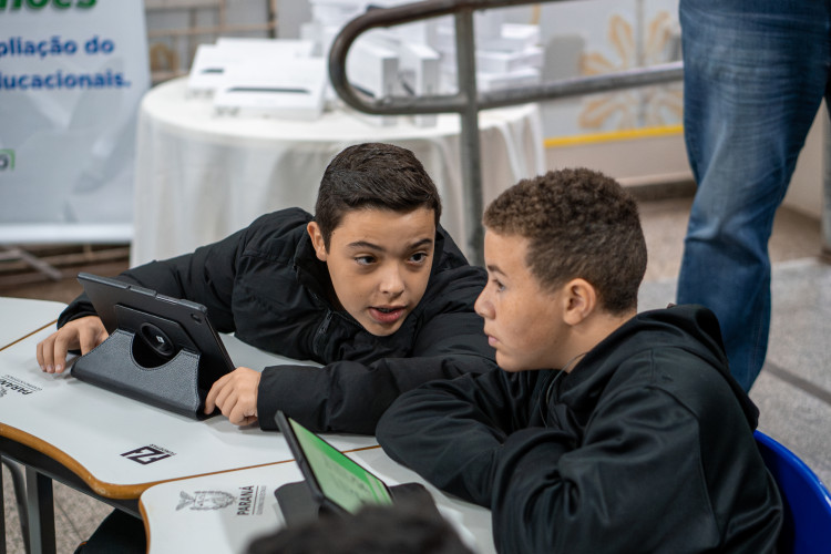 O governador Carlos Massa Ratinho Jr. participa da entrega de 50 mil tablets, em evento realizado no Colégio Estadual Maria Aguiar Teixeira, em Curitiba.