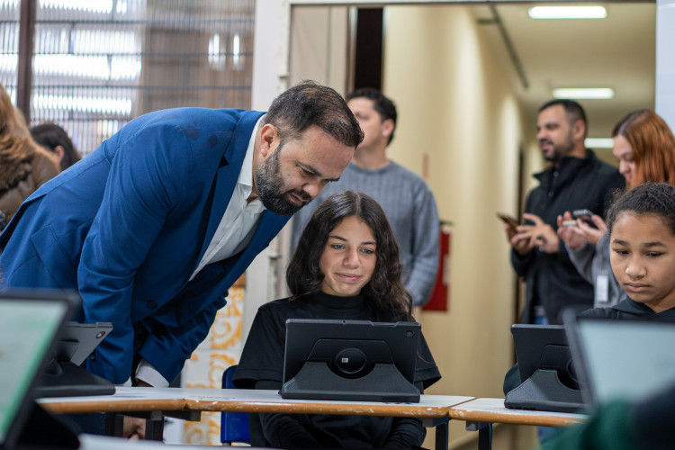 O governador Carlos Massa Ratinho Jr. participa da entrega de 50 mil tablets, em evento realizado no Colégio Estadual Maria Aguiar Teixeira, em Curitiba.