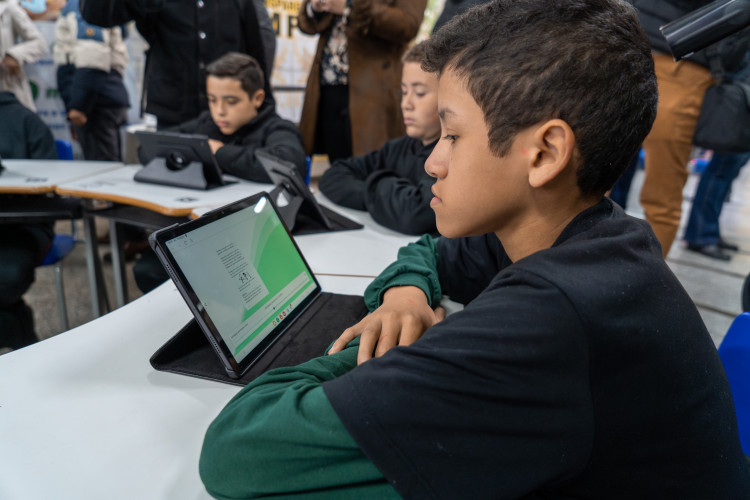 O governador Carlos Massa Ratinho Jr. participa da entrega de 50 mil tablets, em evento realizado no Colégio Estadual Maria Aguiar Teixeira, em Curitiba.