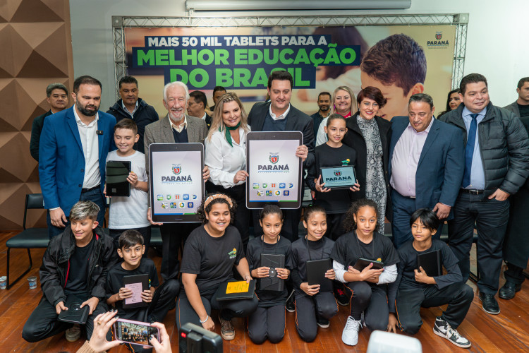 O governador Carlos Massa Ratinho Jr. participa da entrega de 50 mil tablets, em evento realizado no Colégio Estadual Maria Aguiar Teixeira, em Curitiba.