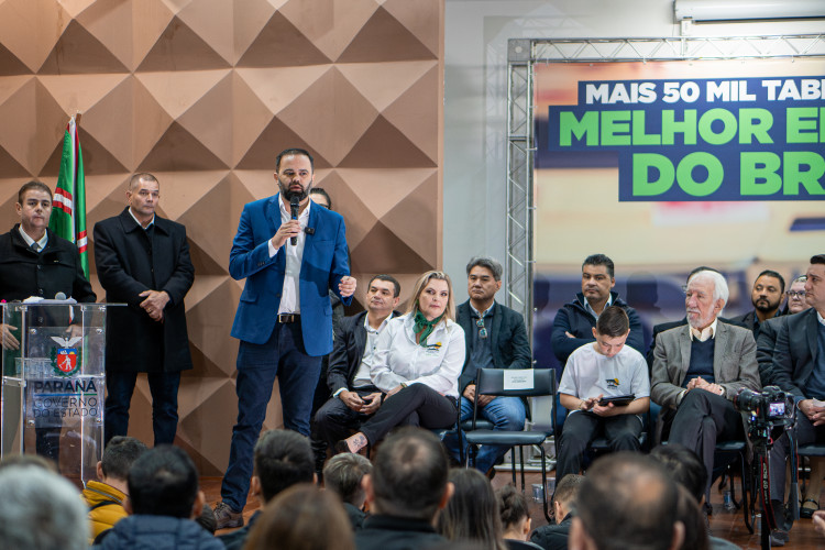 O governador Carlos Massa Ratinho Jr. participa da entrega de 50 mil tablets, em evento realizado no Colégio Estadual Maria Aguiar Teixeira, em Curitiba.