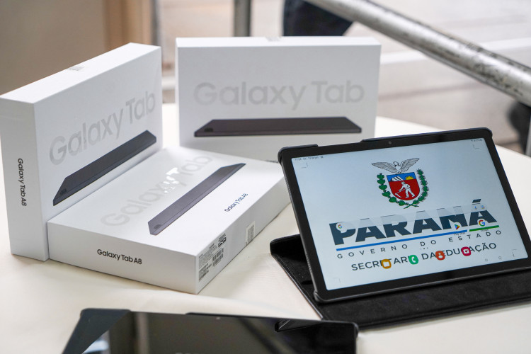 O governador Carlos Massa Ratinho Jr. participa da entrega de 50 mil tablets, em evento realizado no Colégio Estadual Maria Aguiar Teixeira, em Curitiba.