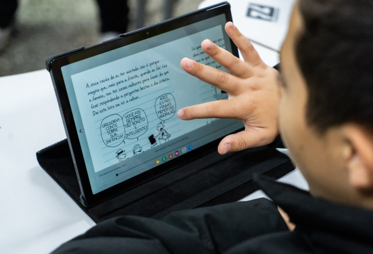 O governador Carlos Massa Ratinho Jr. participa da entrega de 50 mil tablets, em evento realizado no Colégio Estadual Maria Aguiar Teixeira, em Curitiba.