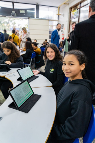 O governador Carlos Massa Ratinho Jr. participa da entrega de 50 mil tablets, em evento realizado no Colégio Estadual Maria Aguiar Teixeira, em Curitiba.