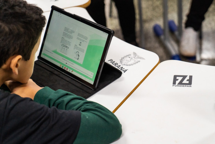 O governador Carlos Massa Ratinho Jr. participa da entrega de 50 mil tablets, em evento realizado no Colégio Estadual Maria Aguiar Teixeira, em Curitiba.