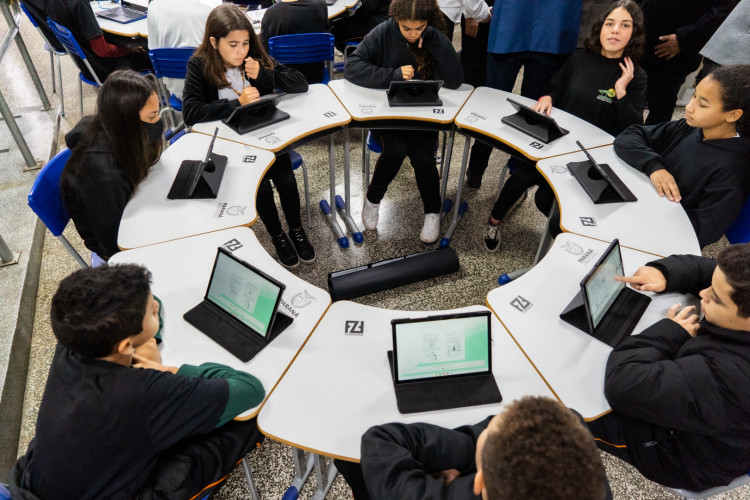 O governador Carlos Massa Ratinho Jr. participa da entrega de 50 mil tablets, em evento realizado no Colégio Estadual Maria Aguiar Teixeira, em Curitiba.
