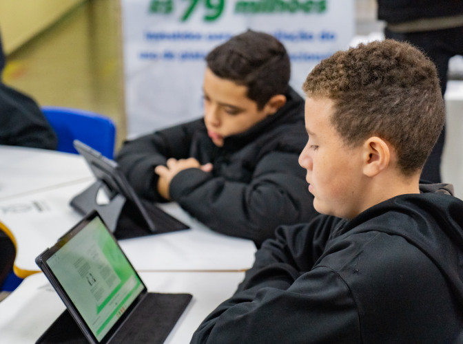 O governador Carlos Massa Ratinho Jr. participa da entrega de 50 mil tablets, em evento realizado no Colégio Estadual Maria Aguiar Teixeira, em Curitiba.