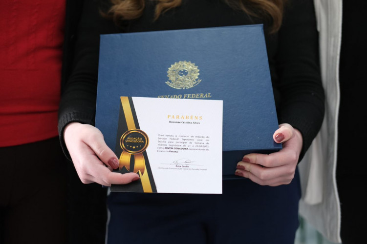 Aluna do Colégio Estadual Santa Cândida, Roxanne Cristina Alves conquistou o primeiro lugar no concurso Jovem Senador, entre mais de 400 redações da rede estadual paranaense.