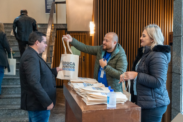 Com foco na alfabetização, Governo amplia programas de apoio às redes municipais.