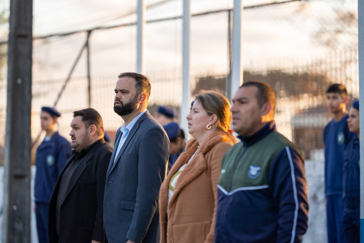 Começaram nesta segunda-feira (24) as aulas de cerca de um milhão de estudantes nos 2,1 mil colégios da rede estadual do Paraná.