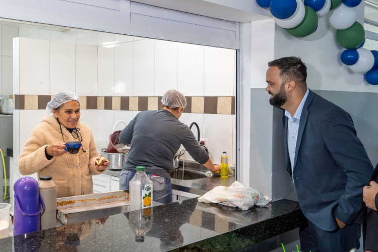 Começaram nesta segunda-feira (24) as aulas de cerca de um milhão de estudantes nos 2,1 mil colégios da rede estadual do Paraná.