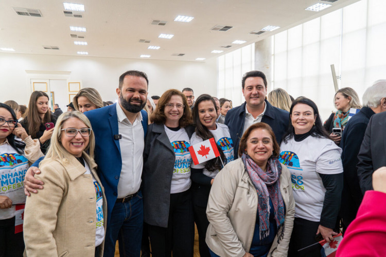 75 professores passarão três semanas no Canadá e 24 professores ficarão um mês na Finlândia