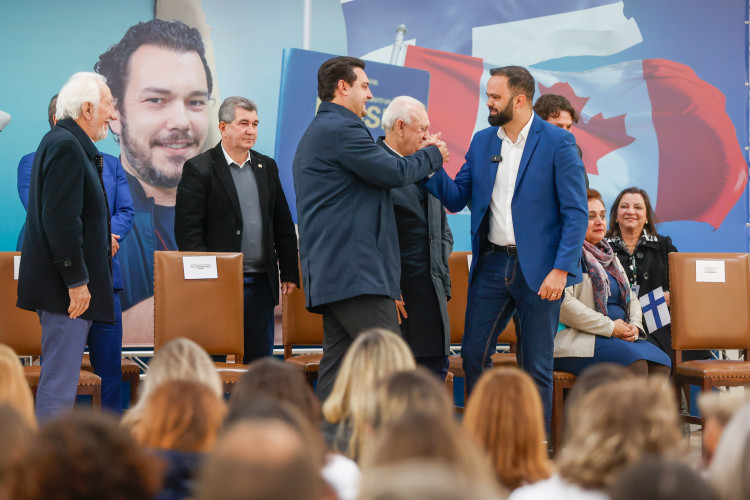 75 professores passarão três semanas no Canadá e 24 professores ficarão um mês na Finlândia