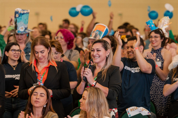 São professores formadores que apresentam – em forma de oficinas – 80 trabalhos desenvolvidos por meio de boas práticas pedagógicas ao longo do ano letivo