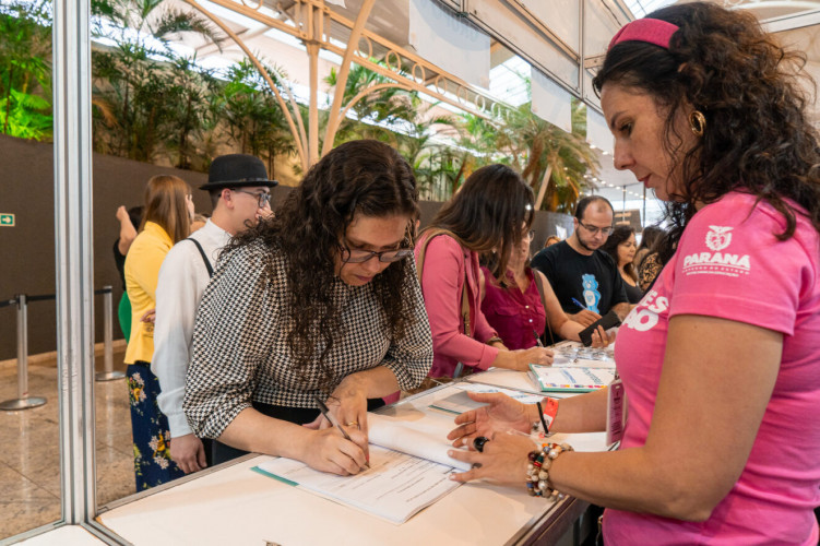 São professores formadores que apresentam – em forma de oficinas – 80 trabalhos desenvolvidos por meio de boas práticas pedagógicas ao longo do ano letivo