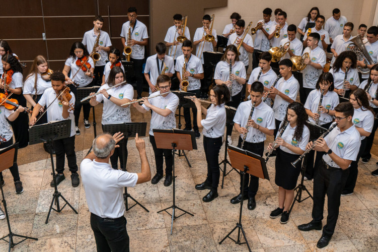 São professores formadores que apresentam – em forma de oficinas – 80 trabalhos desenvolvidos por meio de boas práticas pedagógicas ao longo do ano letivo
