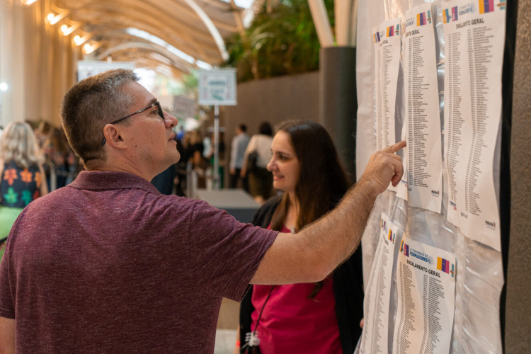 São professores formadores que apresentam – em forma de oficinas – 80 trabalhos desenvolvidos por meio de boas práticas pedagógicas ao longo do ano letivo