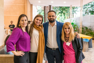 São professores formadores que apresentam – em forma de oficinas – 80 trabalhos desenvolvidos por meio de boas práticas pedagógicas ao longo do ano letivo