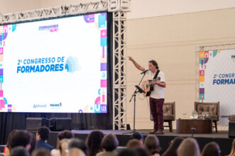 São professores formadores que apresentam – em forma de oficinas – 80 trabalhos desenvolvidos por meio de boas práticas pedagógicas ao longo do ano letivo