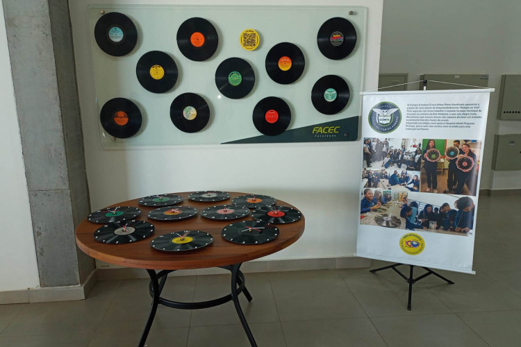 Ao reutilizar discos de vinil, os jovens empreendedores não apenas têm criando produtos únicos, mas também dado exemplo de empatia
