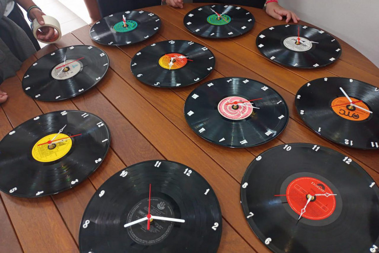 Ao reutilizar discos de vinil, os jovens empreendedores não apenas têm criando produtos únicos, mas também dado exemplo de empatia