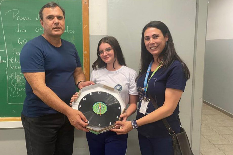 Ao reutilizar discos de vinil, os jovens empreendedores não apenas têm criando produtos únicos, mas também dado exemplo de empatia