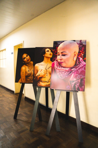 Exposição fotográfica na Seed-PR retrata a vitória contra o câncer de mama