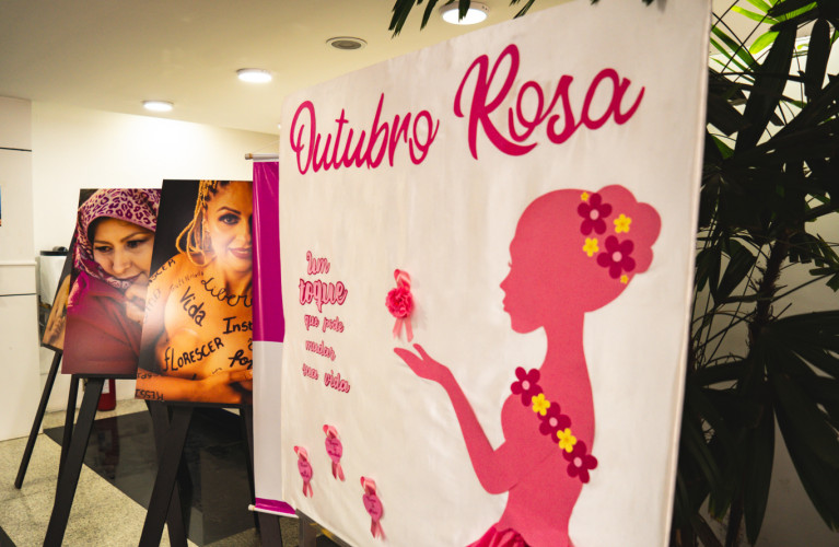 Exposição fotográfica na Seed-PR retrata a vitória contra o câncer de mama