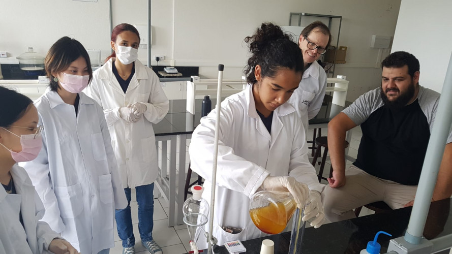 Feito a partir de óleo descartado, o biodiesel foi utilizado para abastecer um dos ônibus escolares da prefeitura que funcionou durante uma semana inteira