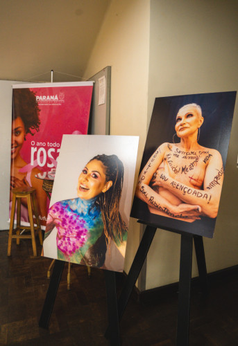 Exposição fotográfica na Seed-PR retrata a vitória contra o câncer de mama
