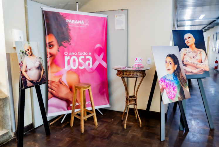 Exposição fotográfica na Seed-PR retrata a vitória contra o câncer de mama