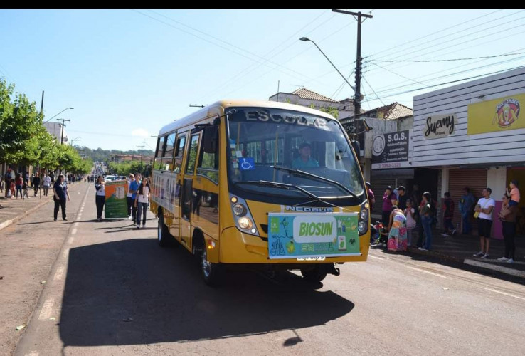 Feito a partir de óleo descartado, o biodiesel foi utilizado para abastecer um dos ônibus escolares da prefeitura que funcionou durante uma semana inteira
