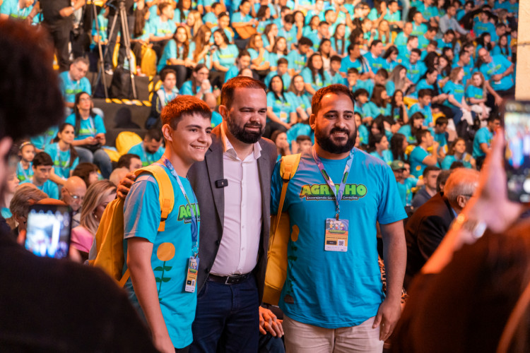 Concurso Agrinho premia professores e alunos da rede de ensino do Paraná