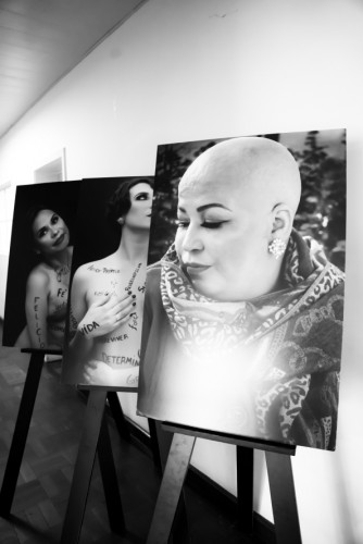 Exposição fotográfica na Seed-PR retrata a vitória contra o câncer de mama