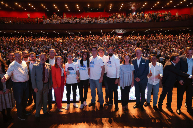 Mil estudantes do Ganhando o Mundo iniciam preparação para intercâmbios em cinco países