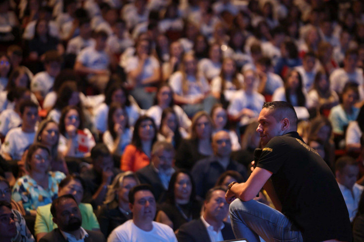 Mil estudantes do Ganhando o Mundo iniciam preparação para intercâmbios em cinco países