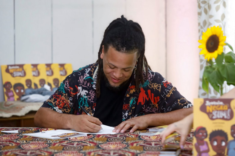 Professor da rede estadual lança livro que aborda racismo estrutural