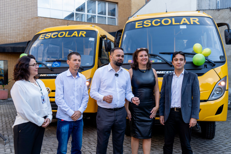 Novos ônibus escolares ampliam acesso à educação em Guaraqueçaba